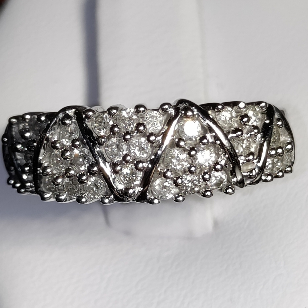 Beautiful 10K 1CTW Diamond Ring/Band - Picture 7 of 13